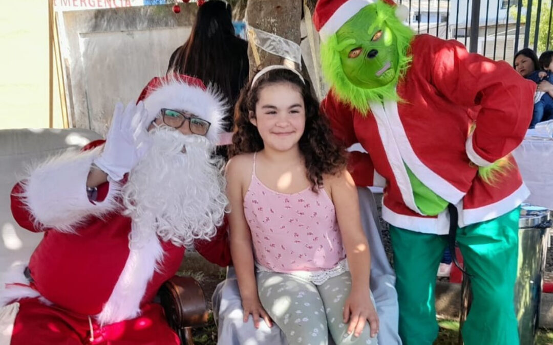 “Hospital de Tomé Celebra la Navidad con una Feria de Salud Mental y la Entrega de Regalos”.